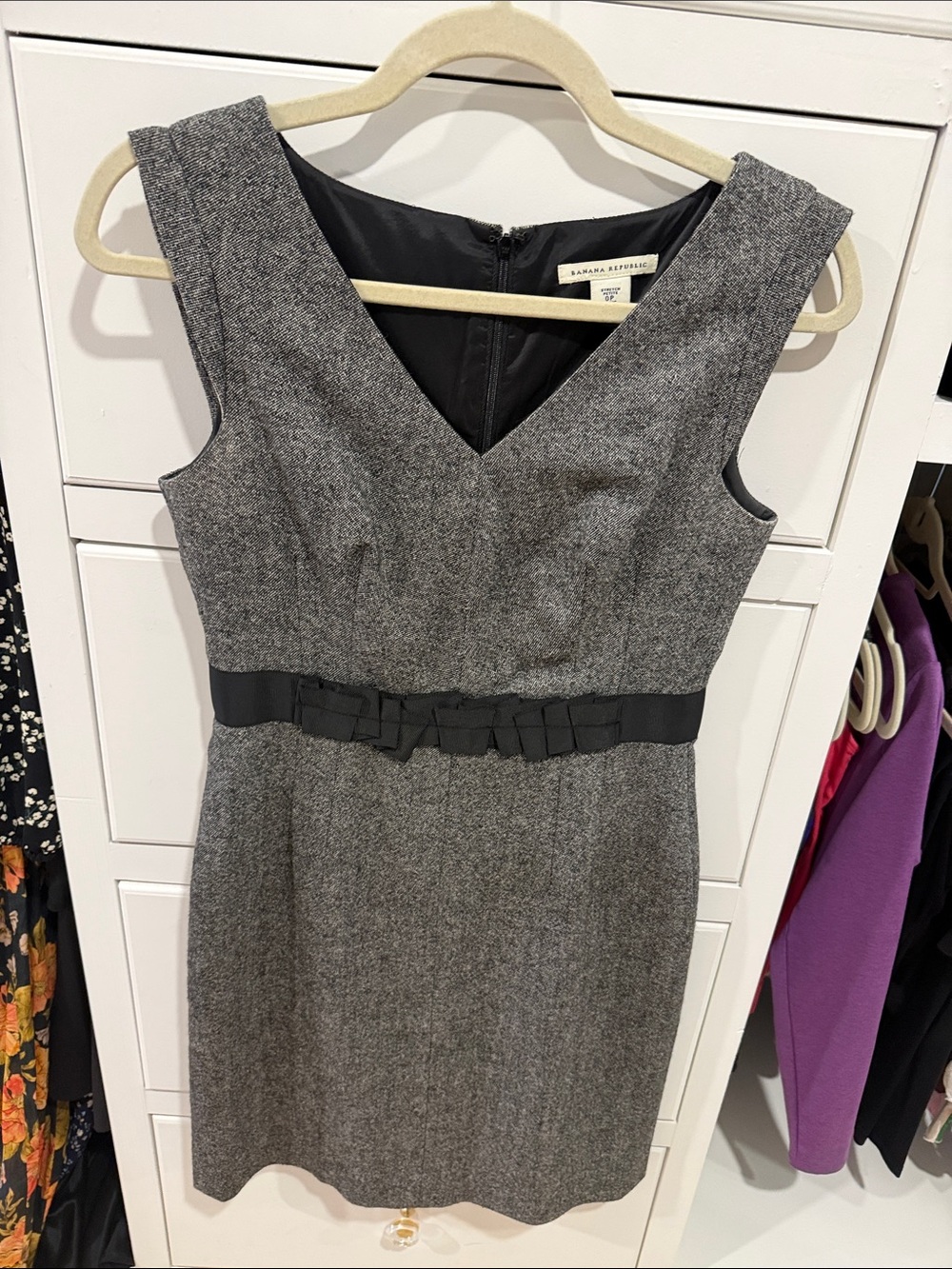 Banana Republic Gray V-Neck Sheath Dress with Waist Bow